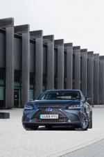 Lexus ES300h 2019 года (UK)